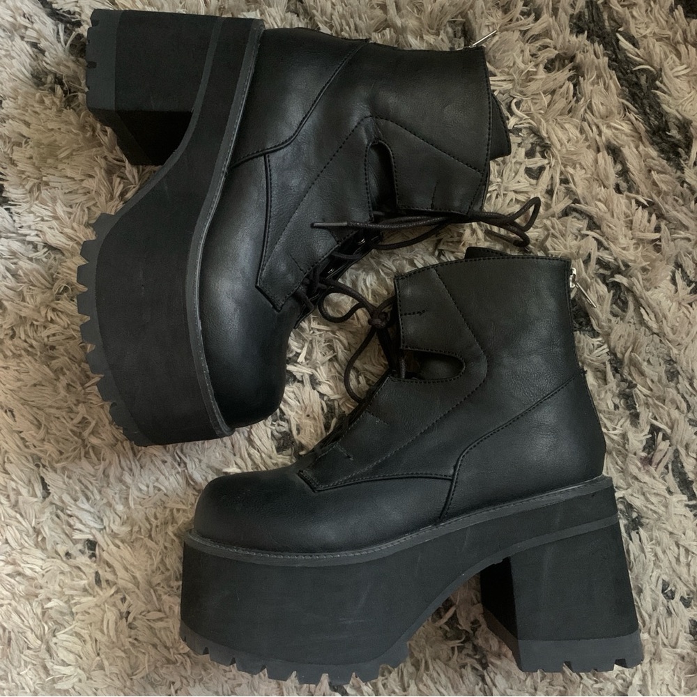 ‼️‼️SOLD do not purchase‼️‼️Demonia Ranger 102 size 6